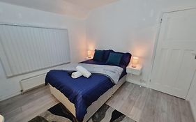 Modern 3 Bedroom House, 3 Bathroom, Secure Parking, Wi-Fi & Garden